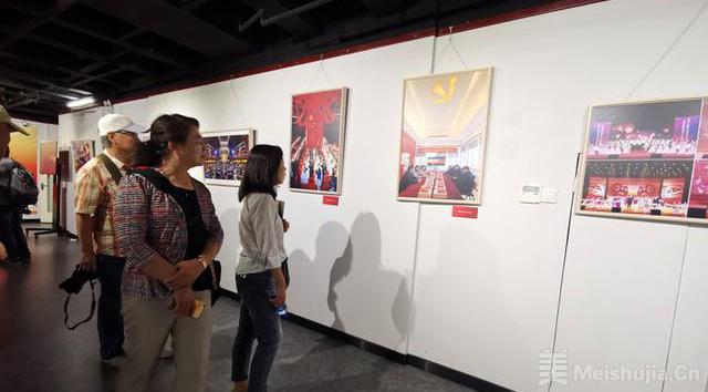 《我与祖国共成长》主题摄影展在天津市群艺馆开幕