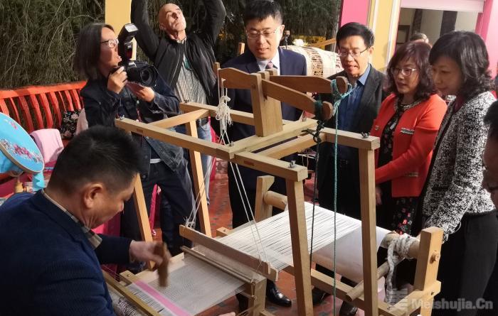“指尖乾坤——江苏省和广西壮族自治区织染绣技艺展”在澳门开幕