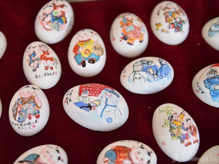 中国民间艺术家绘制彩蛋传递抗疫信念